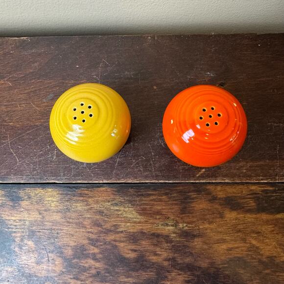 FiestaWare VTG 1950s Yellow & Red (Orange) Round Ball Salt & Pepper Shakers - Picture 8 of 10